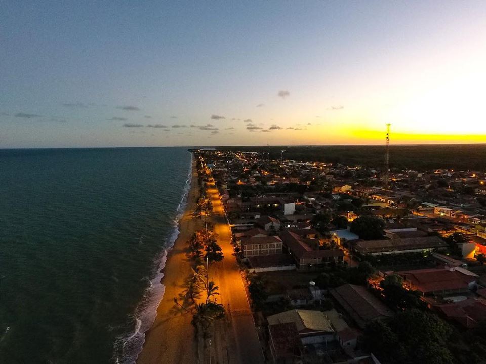 Vista noturna da orla de Alcobaça com iluminação pública